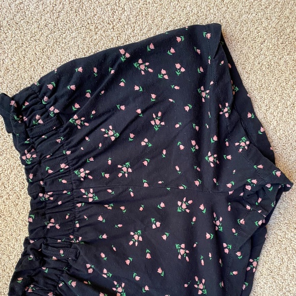Black floral Urban Outfitters XS Pull on shorts - Picture 2 of 4